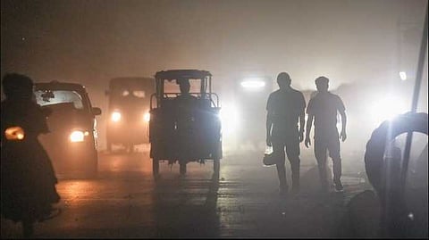 ഡൽഹിയിലും സമീപപ്രദേശങ്ങളിലും വീശിയടിച്ച് പൊടിക്കാറ്റ്; 15ലധികം വിമാനങ്ങൾ വഴിതിരിച്ച് വിട്ടു