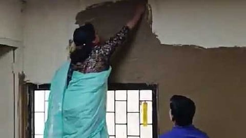 VIDEO| ചൂടിനെ പ്രതിരോധിക്കാൻ ക്ലാസ് മുറികളിൽ ചാണകം പൂശി; ഡൽഹി യൂണിവേഴ്സിറ്റിയിൽ നിന്നുള്ള വീഡിയോ വൈറൽ