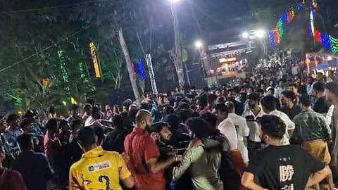 തിരുവനന്തപുരത്ത് പൊലീസ് ഉദ്യോഗസ്ഥർക്ക് നേരെ ആക്രമണം; സംഭവം ഗാനമേളയ്ക്കിടെയുണ്ടായ സംഘർഷം തടയാനെത്തിയപ്പോൾ