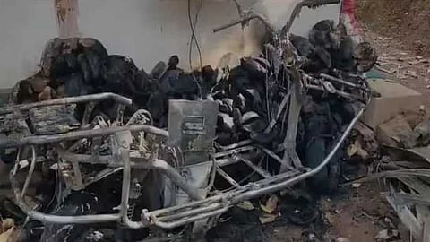 മലപ്പുറത്ത് വീട്ടുമുറ്റത്ത് ചാർജ് ചെയ്യാൻ വെച്ച ഇലക്ട്രിക് സ്കൂട്ടർ കത്തിനശിച്ചു