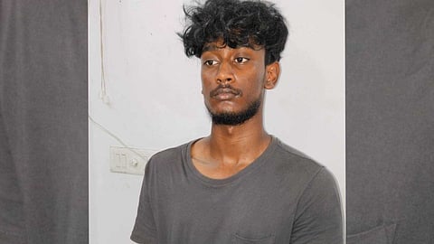 പൊതുസ്ഥലത്ത് നിന്ന് പുകവലിച്ചു; ബലം പ്രയോഗിച്ച് തട്ടികളഞ്ഞ പൊലീസുകാരെ പിന്തുടര്ന്നെത്തി ഹെല്മറ്റ് കൊണ്ട് അടിച്ച് യുവാവ്