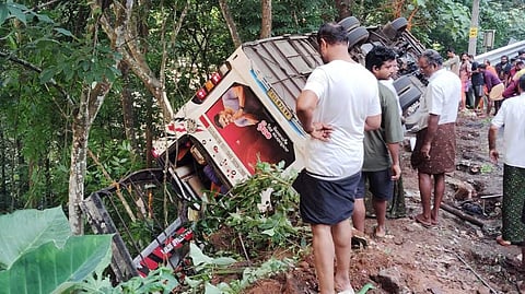 എരുമേലിയിൽ അയ്യപ്പ ഭക്തന്മാരുടെ വാഹനം മറിഞ്ഞ് അപകടം; ഒരാൾക്ക് ദാരുണാന്ത്യം