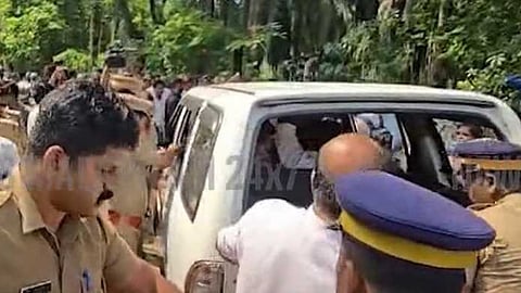 അതിരപ്പള്ളിയിലെ ഹർത്താൽ: ജനകീയ സമരസമിതി പ്രവർത്തകരെ അറസ്റ്റ് ചെയ്തു നീക്കി