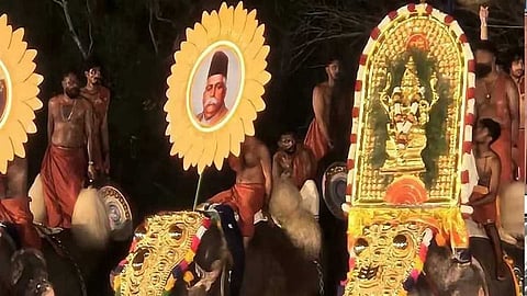 കൊല്ലം പൂരത്തില് ഹെഡ്ഗേവാറിന്റെ ചിത്രം; പുതിയകാവ് ക്ഷേത്രക്കമ്മിറ്റിക്ക് ഗുരുതര വീഴ്ചയുണ്ടായെന്ന് ആശ്രാമം ക്ഷേത്രോപദേശക സമിതി