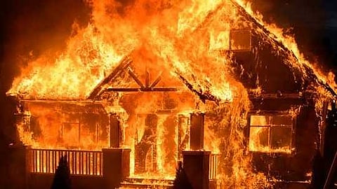 നഗ്നനായി ഓടിനടന്ന് സാധനങ്ങൾ തല്ലിത്തകർത്തു, ഒടുവിൽ സ്വന്തം വീടിന് തന്നെ തീവച്ചു; മങ്കി ഡസ്റ്റ് ലഹരിയിൽ വയോധികൻ്റെ പരാക്രമം