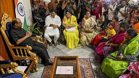 വഖഫ് ഭേദഗതി നിയമത്തിനെതിരായ പ്രതിഷേധം; മമതയുടെ എതിർപ്പ് അവഗണിച്ച് സംഘർഷ സ്ഥലങ്ങൾ സന്ദർശിച്ച് ബംഗാൾ ഗവർണർ