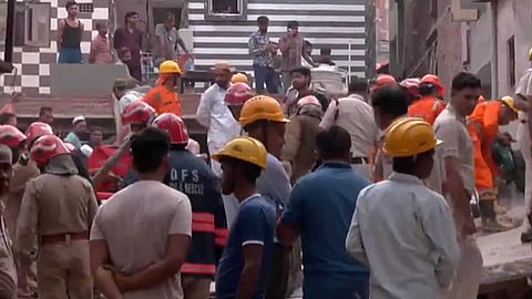 VIDEO | ഡൽഹിയിൽ ആറുനില കെട്ടിടം തകർന്നുവീണ് നാലു പേർ മരിച്ചു; നിരവധി പേർ കുടുങ്ങിക്കിടക്കുന്നു