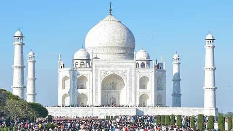 ഭാര്യയെ കാണാനില്ലെന്ന് ഭർത്താവിൻ്റെ പരാതി; താജ്മഹലിൽ നിന്നും ആൺ സുഹൃത്തിനൊപ്പം ഫോട്ടോ പങ്കുവെച്ച് യുവതി