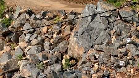 ഉരുൾപൊട്ടൽ ഭീഷണിയായി കൂറ്റൻ പാറക്കൂട്ടങ്ങൾ; ഭീതിയുടെ നടുവിൽ വിലങ്ങാട്