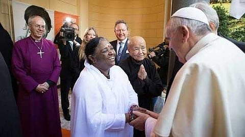 നഷ്ടമായത് കാരുണ്യത്തിൻ്റെയും വിനയത്തിൻ്റെയും പ്രകാശനാളം, ഫ്രാൻസിസ് മാർപാപ്പയ്ക്ക് വിട: മാതാ അമൃതാനന്ദമയി