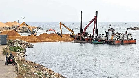 മുതലപ്പൊഴിയിലെ പൊഴിമുറിക്കൽ, മണൽ നീക്കൽ നടപടികൾ ആരംഭിച്ചു; കണ്ണൂരിൽ നിന്നും ഡ്രഡ്ജർ എത്തിക്കും