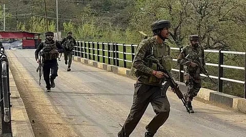 ജമ്മു കശ്മീരില് വിനോദ സഞ്ചാരികൾക്ക് നേരെ തീവ്രവാദ ആക്രമണം; 20 ലേറെ പേർ കൊല്ലപ്പെട്ടതായി റിപ്പോർട്ട്