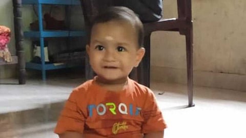 മുത്തശ്ശി വിറകു വെട്ടുന്നതിനിടയിൽ അബദ്ധത്തിൽ തലയ്ക്ക് വെട്ടേറ്റു; ഒന്നര വയസുകാരന് ദാരുണാന്ത്യം