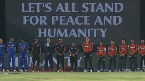 പഹൽഗാം ഭീകരാക്രമണം: മൗനമാചരിച്ച് ഐപിഎൽ താരങ്ങളും, കളിക്കുന്നത് കറുത്ത ആംബാൻഡ് ധരിച്ച്