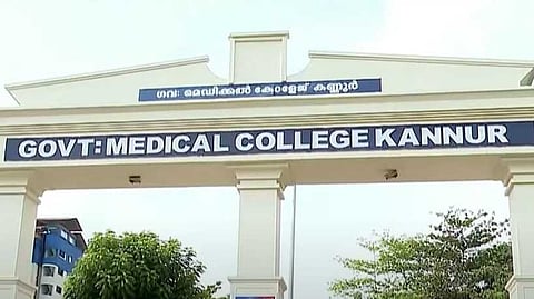 പരിയാരം മെഡിക്കൽ കോളേജിൽ ലാബ് ടെക്നീഷ്യനെതിരെ പീഡന പരാതി; ആരോപണം ഉന്നയിച്ചത് 12 വിദ്യാർഥിനികൾ