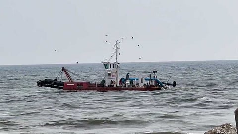 മുതലപ്പൊഴിയിലെ മണൽ നീക്കം: പ്രതികൂല കാലാവസ്ഥ; ഡ്രഡ്ജർ പൊഴിയിലേക്ക് പ്രവേശിപ്പിക്കാനായില്ല