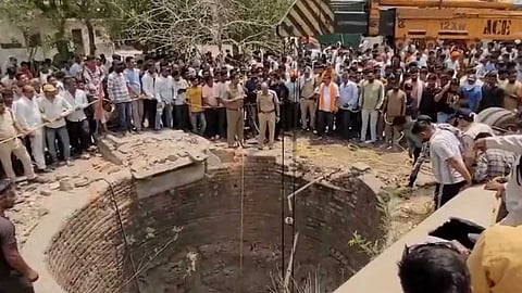 മധ്യപ്രദേശിൽ വാൻ കിണറ്റിലേക്ക് വീണ് അപകടം; രക്ഷാപ്രവർത്തനത്തിനെത്തിയ നാട്ടുകാരനുൾപ്പെടെ 11 പേർ മരിച്ചു