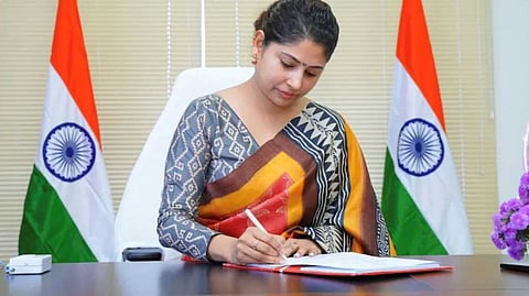 ഹൈദരാബാദ് സര്വകാലാശാല ഭൂമി വിവാദം: സര്ക്കാരിനെ വിമര്ശിച്ചുകൊണ്ടുള്ള പോസ്റ്റ് പങ്കുവെച്ച IAS ഉദ്യോഗസ്ഥയെ സ്ഥലംമാറ്റി തെലങ്കാന