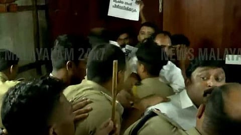 ഹെഡ്ഗേവാർ വിവാദം: പാലക്കാട് നഗരസഭയിൽ തല്ലുമാല, ബിജെപി-പ്രതിപക്ഷ കൗൺസിലർമാർ ഏറ്റുമുട്ടി