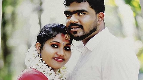 "കുഞ്ഞിന് തൻ്റെ നിറമല്ലെന്ന് പറഞ്ഞ് ഉപദ്രവിച്ചു"; കണ്ണൂരിൽ യുവതി ജീവനൊടുക്കിയത് ഭർതൃ പീഡനം മൂലമെന്ന് കുടുംബം