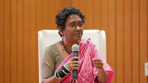 "ഒരുമിച്ച് നിൽക്കുന്ന കേഡർ കേരളമല്ലാതെ മറ്റൊന്നില്ല"; യാത്രയയപ്പ് ചടങ്ങിൽ ശാരദാ മുരളീധരൻ