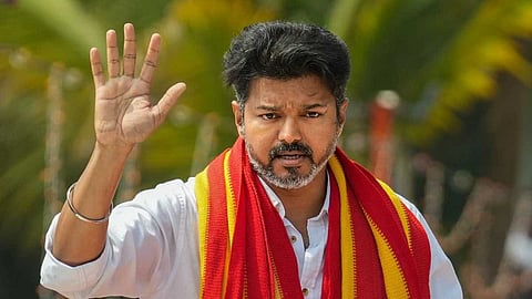 "ഇത് അശ്രദ്ധമായ പെരുമാറ്റം"; ആരാധകര് ഹെല്മെറ്റില്ലാതെ ബൈക്കില് തന്നെ പിന്തുടരുന്നതില് വിജയ്