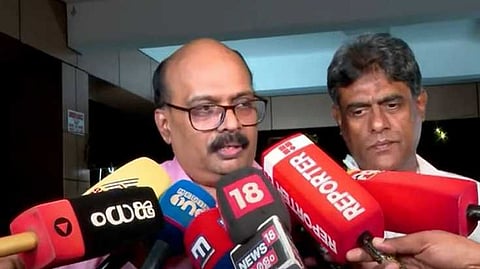 പുക ശ്വസിച്ചല്ല രോഗികൾ മരിച്ചത്; വിശദീകരണവുമായി കോഴിക്കോട് മെഡിക്കൽ കോളേജ് അധികൃതർ