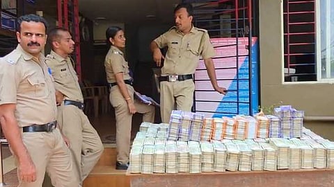 കോഴിക്കോട് വൻ കുഴൽപ്പണ വേട്ട; രേഖകളില്ലാതെ കടത്തിയ നാല് കോടിയോളം രൂപ പിടികൂടി