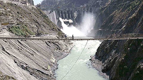 പാകിസ്ഥാനിലേക്കുള്ള നീരൊഴുക്ക് തടഞ്ഞ് ഇന്ത്യ; ചെനാബ് നദിയിലെ അണക്കെട്ടിന്റെ ഷട്ടറുകള് താഴ്ത്തി