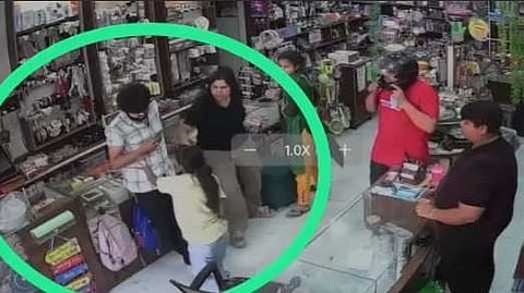 വാങ്ങിയ സാധനങ്ങൾ തിരിച്ചെടുത്തില്ല; കടക്കാരനെ ബ്ലേഡ് കൊണ്ട് ആക്രമിച്ച് പതിനഞ്ചുകാരി