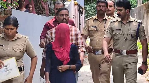 "നീറ്റിന് അപേക്ഷിക്കാൻ കുട്ടിയുടെ അമ്മ ഏൽപ്പിച്ചു, മറന്നതോടെ ഹാള് ടിക്കറ്റ് വ്യാജമായി നിർമിച്ചു"; കുറ്റം സമ്മതിച്ച് അക്ഷയ സെന്റർ ജീവനക്കാരി