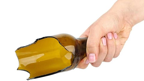 വിവാഹ സൽക്കാരത്തിനിടെ യുവാവിന് കുത്തേറ്റു; കുത്തിയത് ബിയർ കുപ്പി ഉപയോഗിച്ച്