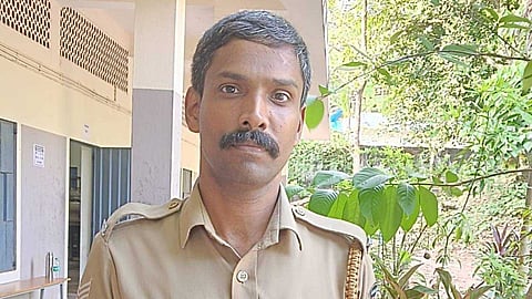 പരീക്ഷയ്ക്കു വേണ്ട ഫോട്ടോ ഇല്ല; നീറ്റ് പരീക്ഷയ്ക്കെത്തിയ വിദ്യാര്ഥികള്ക്ക് തുണയായി പൊലീസ്