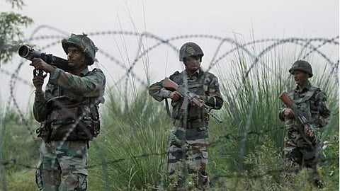 പത്താൻകോട്ടില് പാക് വ്യോമസേനാ ജെറ്റ് വെടിവെച്ചിട്ട് ഇന്ത്യ; നൗഷേര സെക്ടറിൽ രണ്ട് ഡ്രോണുകളും തകർത്തു