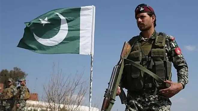 ഇന്ത്യക്കെതിരെ സൈനിക നീക്കവുമായി മുന്നോട്ട്; സമ്പൂർണ രാഷ്ട്രീയ അനിശ്ചിതത്വത്തിൽ വീണ് പാകിസ്ഥാൻ