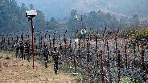 ജമ്മു കശ്മീരിലെ അതിർത്തി ജില്ലകള് ശാന്തമാകുന്നു; കനത്ത ജാഗ്രത തുടര്ന്ന് സൈന്യം