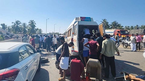 പയ്യോളിയിൽ ഇന്നോവയും ട്രാവലറും കൂട്ടിയിടിച്ചു; നാലുപേർക്ക് ദാരുണാന്ത്യം