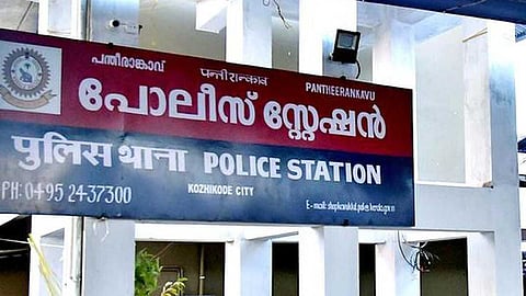 "സ്റ്റേഷൻ കോമ്പൗണ്ടിലെ നാളികേരം വിൽക്കാനുണ്ട്"; പൊലീസെന്ന വ്യാജേന കോഴിക്കോട് സ്വദേശിയിൽ നിന്ന് പണം തട്ടി