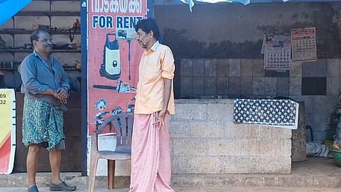 "തേങ്ങ വിൽക്കാനുണ്ട്, എത്തിക്കും മുൻപേ എസ്ഐക്ക് പണം നൽകണം"; കോഴിക്കോട് പൊലീസ് ചമഞ്ഞെത്തി പണം തട്ടി യുവാവ്