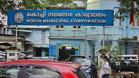 കൈക്കൂലി വാങ്ങി; കൊച്ചി കോർപ്പറേഷനിലെ 10 ഉദ്യോഗസ്ഥർ വിജിലൻസിൻ്റെ റെഡ് പോയിൻ്റിൽ