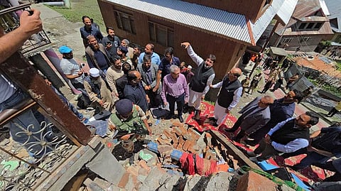 'നാശനഷ്ടങ്ങള് വിലയിരുത്തിയ ശേഷം നഷ്ടപരിഹാരം നല്കും'; പാക് ഷെല്ലാക്രമണം നടന്ന കുപ്വാര സന്ദര്ശിച്ച് ഒമര് അബ്ദുള്ള