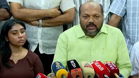 സർക്കാർ പരാതിക്കാരിക്കൊപ്പം, അഭിഭാഷകനെതിരെ ബാർ കൗൺസിൽ നടപടിയെടുക്കണം; മർദനമേറ്റ യുവതിയെ സന്ദർശിച്ച് മന്ത്രി പി. രാജീവ്