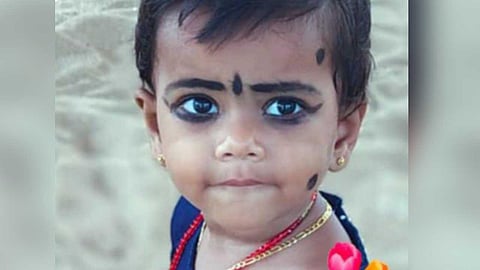 പിതാവ് ഓടിച്ച പിക്കപ്പ് വാനിടിച്ച് പരിക്കേറ്റ ഒന്നര വയസുകാരി മരിച്ചു; അപകടം വീട്ടുമുറ്റത്ത്