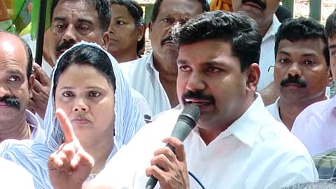 "വനംമന്ത്രി കടൽക്കിഴവൻ, കയ്യും കാലും കെട്ടി കടുവക്കൂട്ടിൽ ഇടണം": വി.എസ്.ജോയ്