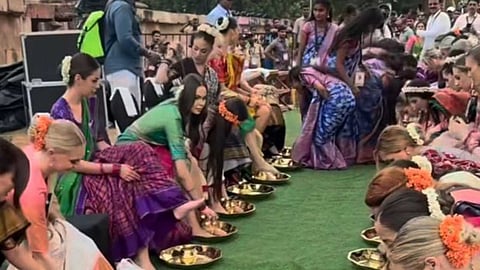 ക്ഷേത്രത്തിലെത്തിയ മിസ് വേൾഡ് മത്സരാർഥികളുടെ കാലുകഴുകി വനിതകൾ; തെലങ്കാന സർക്കാരിനെതിരെ വ്യാപക പ്രതിഷേധം