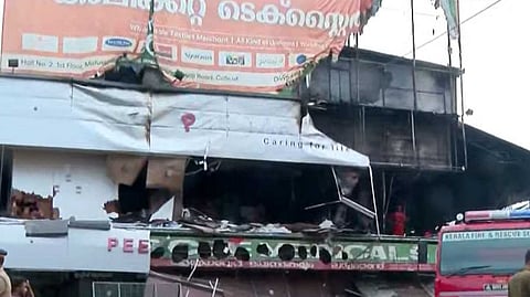 കോഴിക്കോട്ടെ വസ്ത്ര ഗോഡൗണിലെ തീപിടിത്തം; കേസെടുത്ത് കസബ പൊലീസ്