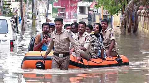 മഴയിൽ മുങ്ങി ബെംഗളൂരു; മഴക്കെടുതിയിൽ മരണം മൂന്നായി, 500ഓളം വീടുകൾ തകർന്നതായി റിപ്പോർട്ട്