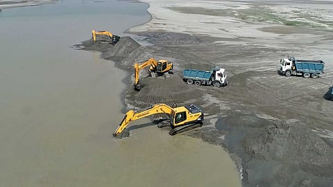 ഒൻപത് വർഷത്തിന് ശേഷം സംസ്ഥാനത്ത് നദികളിൽ നിന്ന് മണൽവാരൽ പുനരാരംഭിക്കുന്നു; അംഗീകാരം നൽകി റവന്യു വകുപ്പ്