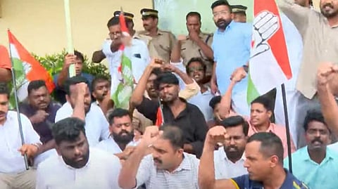 മലപ്പുറത്ത് ദേശീയപാത തകര്ന്നതില് KNRC ഓഫീസിലേക്ക് യൂത്ത് കോണ്ഗ്രസ് പ്രതിഷേധമാർച്ച്; പ്രവര്ത്തകരും പൊലീസുമായി ഉന്തും തള്ളും