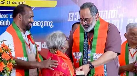 ക്ഷേമ പെൻഷൻ മുടങ്ങിയതിൽ ഭിക്ഷയെടുത്ത് പ്രതിഷേധിച്ച മറിയക്കുട്ടി ബിജെപിയില്; ഷാളണിയിച്ച് രാജീവ് ചന്ദ്രശേഖർ